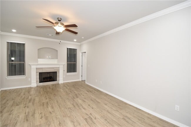 931 Lakeview Dr
