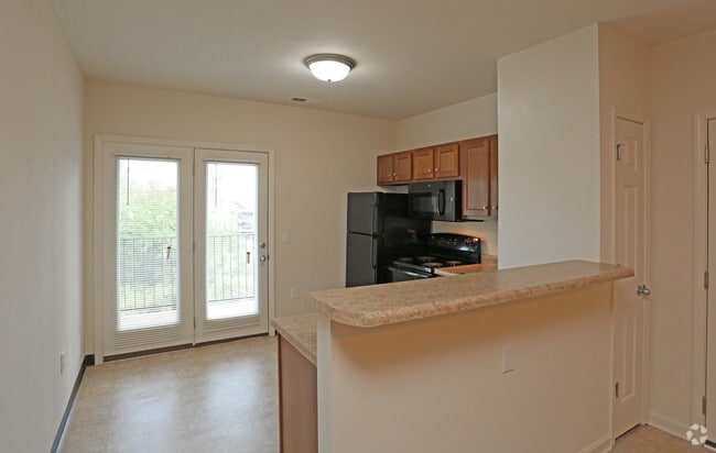 2BR, 2BA - 904 SF