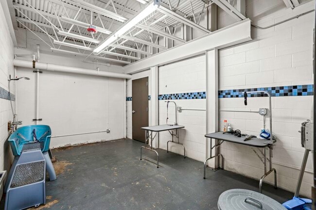 Building Photo - 831 S Flores St Unit 2201