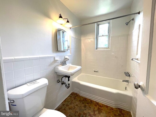 Photo - 108 Varnum St NE