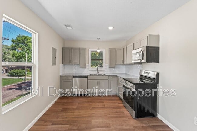 Building Photo - 719 5th St Unit Top Rental