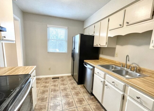 Photo - Large 3 bedroom + Large Bonus Room for Rent!