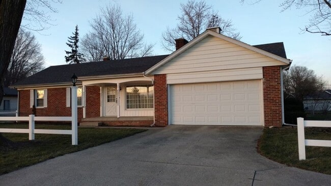 Building Photo - Charming Ranch Home with Fenced Yard and 2-Car Garage