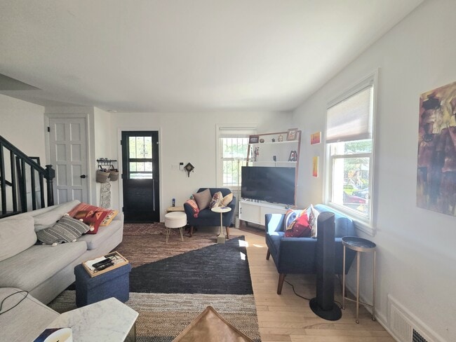 Photo - 609 Farragut Pl NE