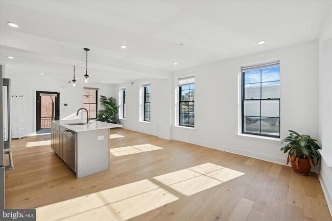 Photo - 2141 E Hagert St Unit B