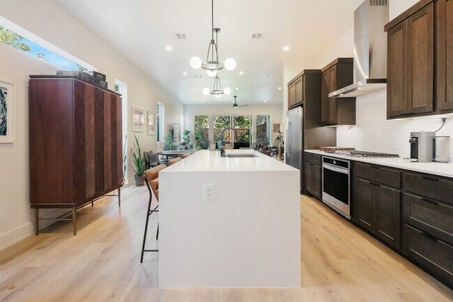 Photo - 4930 Santa Fe Ave