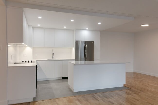 Building Photo - 4800 Maisonneuve Blvd W Unit 608