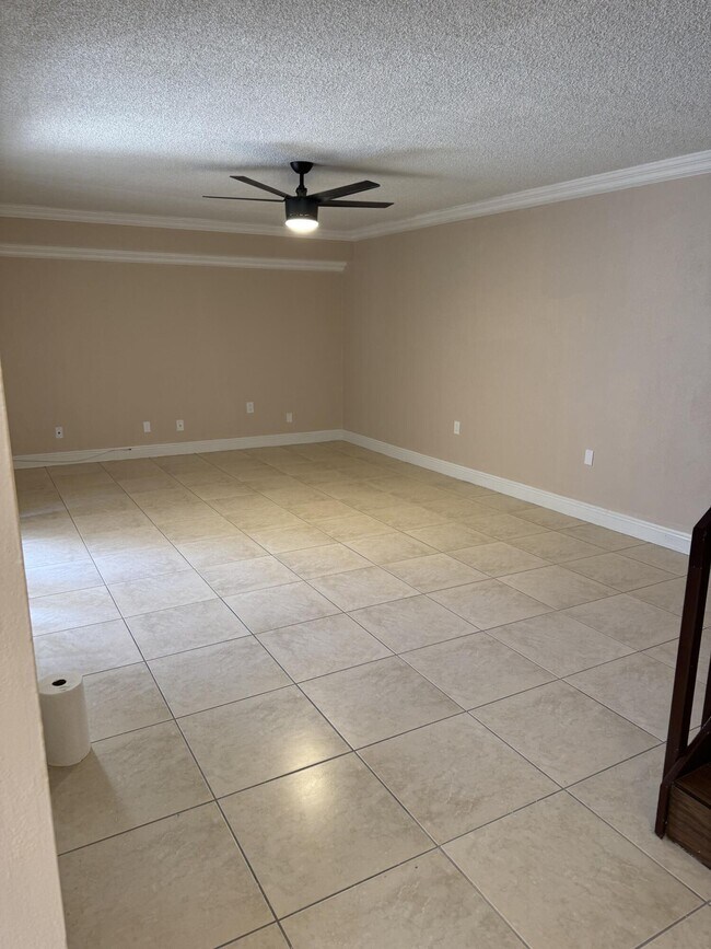 Photo - 915 9th Way