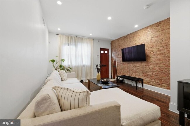 Photo - 1902 E Hagert St