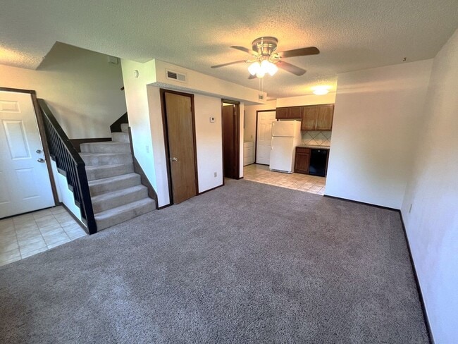 Building Photo - Town Houses Unit 810 Jenkins