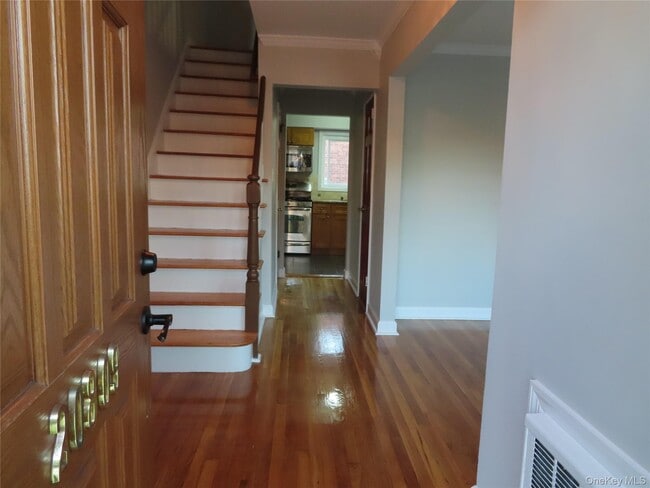 208-09 Bardwell Ave