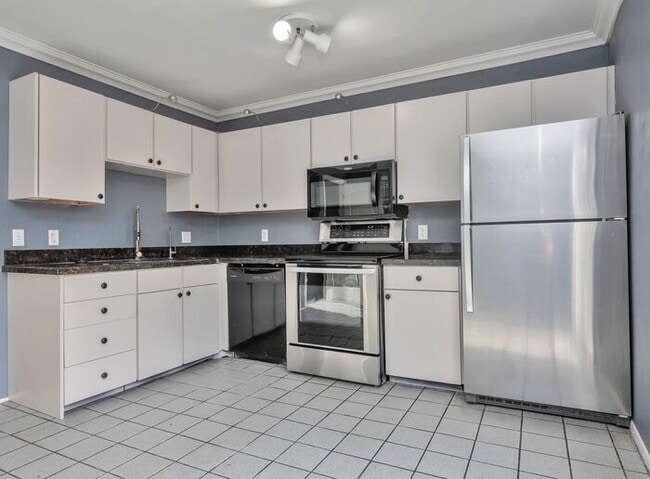 Photo - Awesome Rose Park Thouse in quiet community!
