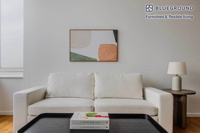 Photo - 635 W 42nd St Unidad FL46-ID1820