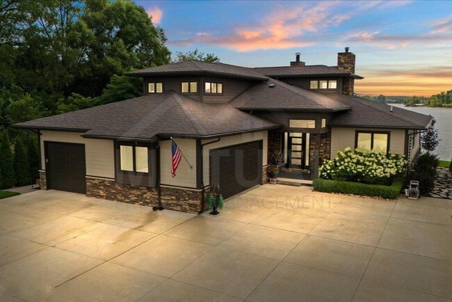 Building Photo - 8184 Woodland Shore Dr