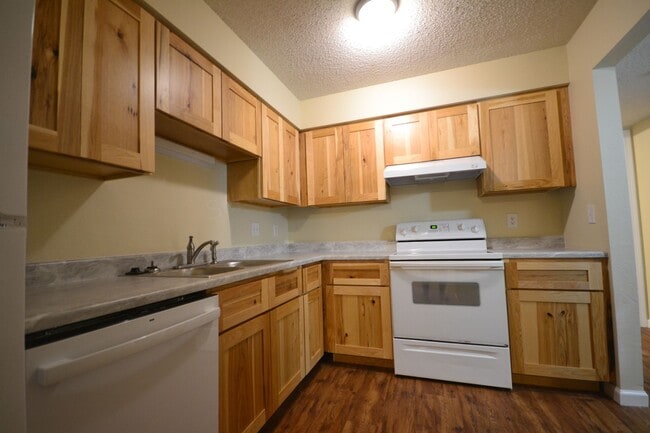 Building Photo - Hollister Apartments Unit 17