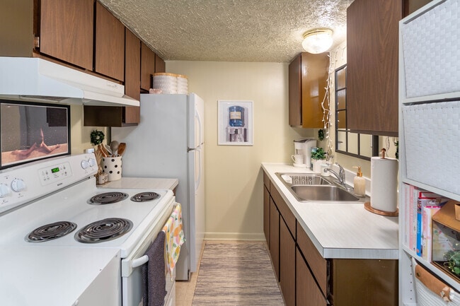 1 BR, 1 BA - 670 SF