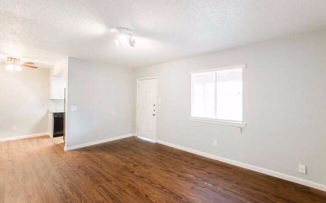 Building Photo - 1105 N Meadows Dr Unit B