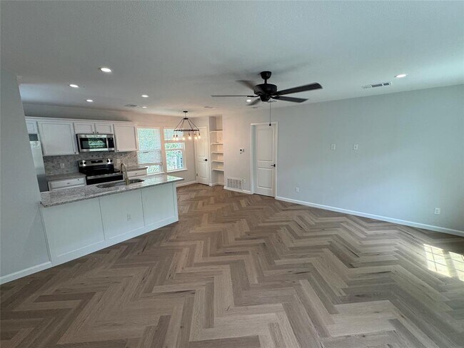 Photo - 1604 W 40th St