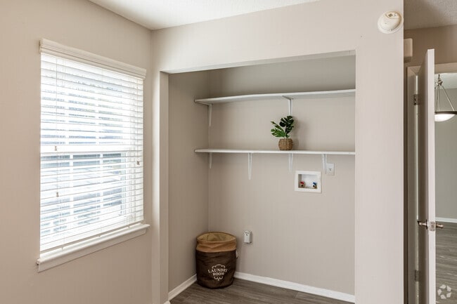3BR, 2BA - 2200SF completamente renovado