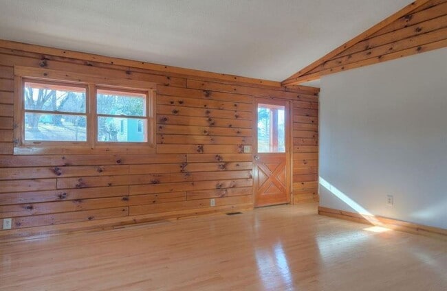 Photo - 550 Colhoun| Move In Ready!