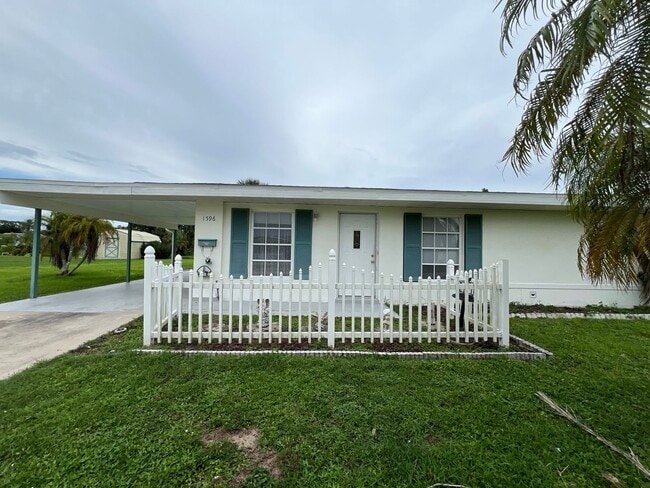 Building Photo - ** Annual ** 2 Bed / 2 Bath ** Single Fami... Rental