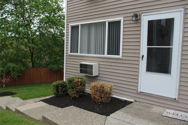 Photo - 8 Fishkill Glen Dr Unit A