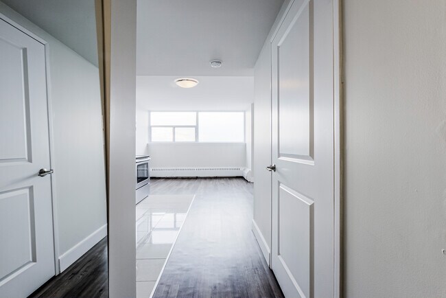 Photo - 555 The West Mall