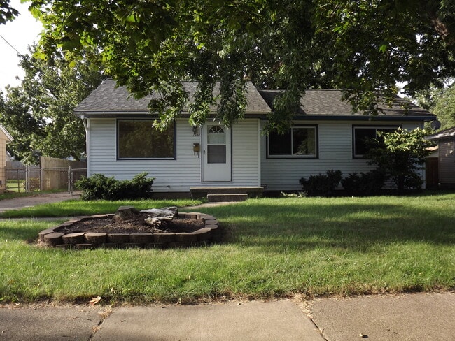 Building Photo - 1544 32nd St SW