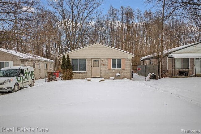 Photo - 21046 Wakedon St