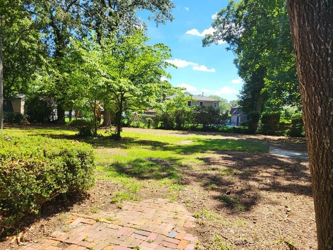 Photo - 1653 Sheppard Ave