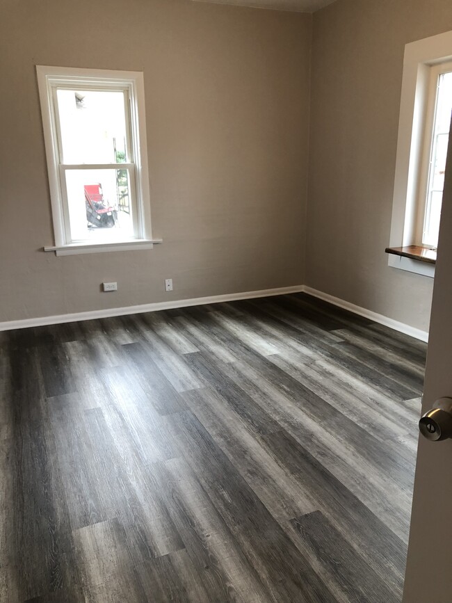 Photo - 507 Douglas St