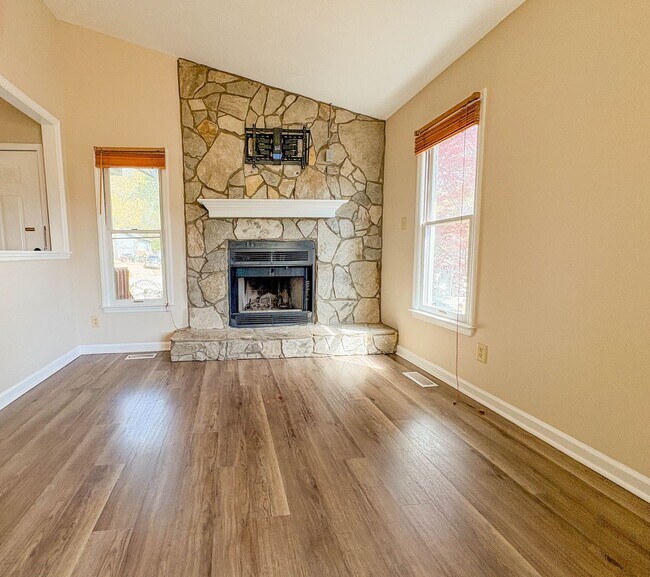 Photo - 3 Bedroom 2 Bathroom Home- Small Pets Okay