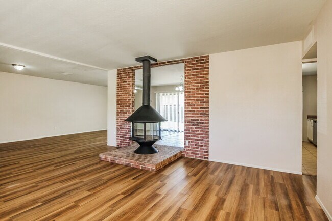 Photo - 8037 E Oak St