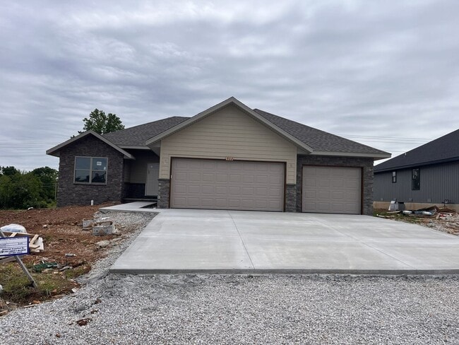 Building Photo - Beautiful, brand-new, 3-bedroom, 2-bath home in Nixa with a 3-car garage.