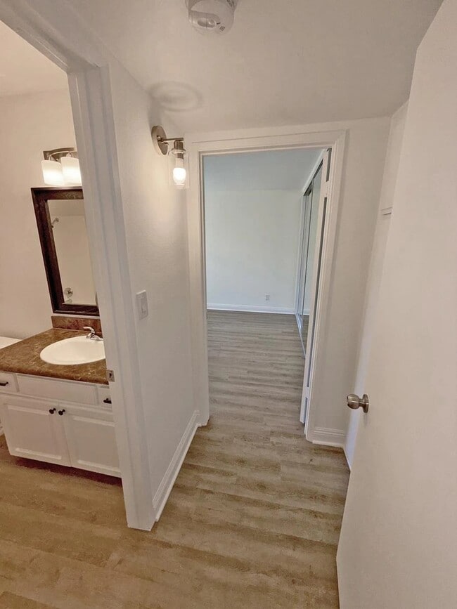 Building Photo - 5000 Whitsett Ave Rental