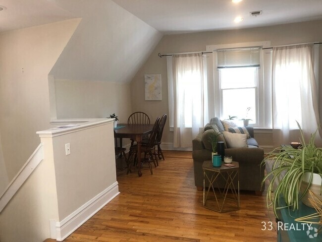 Building Photo - 2626 N Wilton Ave Unit 3 Rental