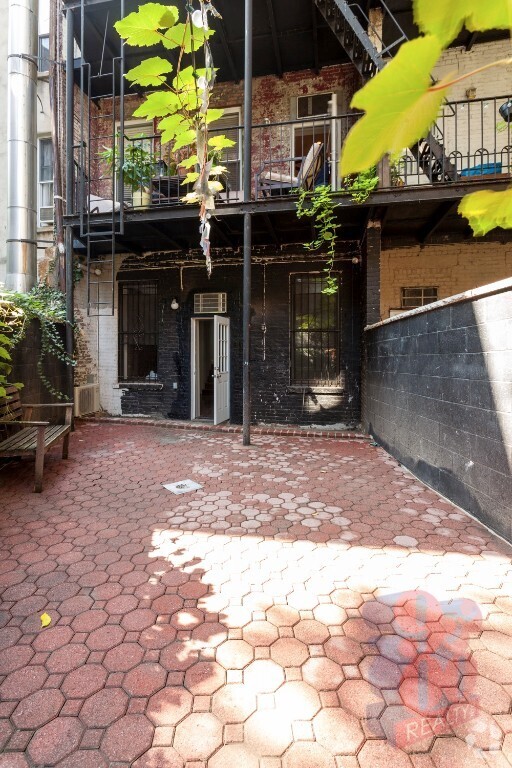 Building Photo - 564 Hudson St Unit 2 Rental