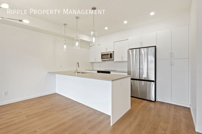 Photo - AMAZING 2 BEDS+ DEN/ 2.5 BATHS TOWNHOUSE