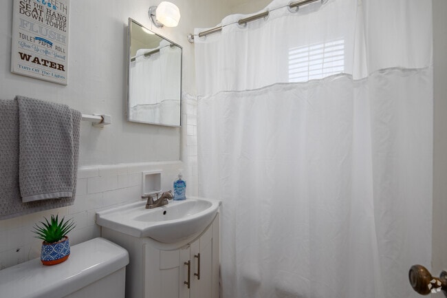 Studio - 550SF - Bathroom