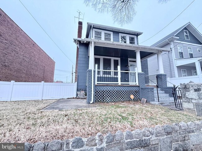 Building Photo - 610 Raleigh Pl SE