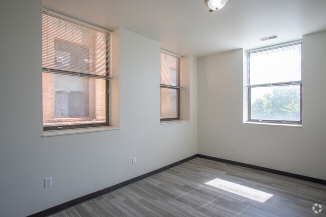 3BR, 1BA - 950 SF