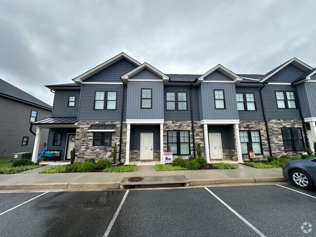 Building Photo - Spacious unit in English Commons! Close to... Rental