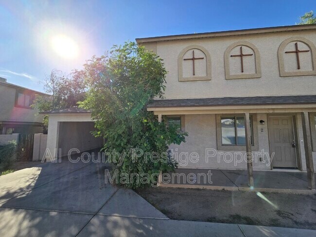 Building Photo - 900 E Roma Ave