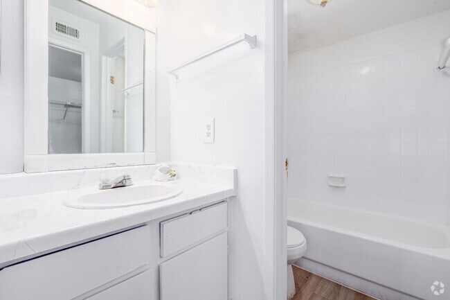 2BR, 2BA - 618SF - Primary Bathroom