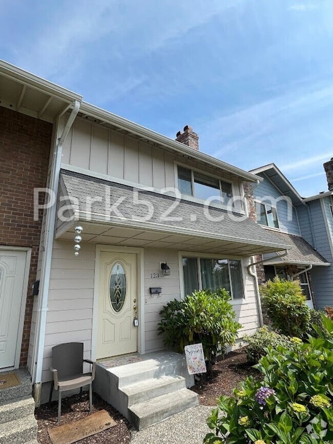 Building Photo - 2 Bedroom Tacoma Townhome