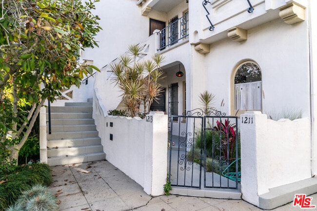 Photo - 1211 S Hayworth Ave