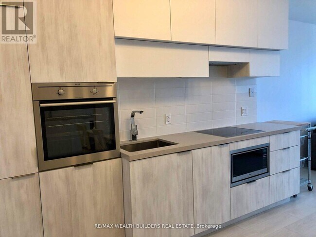 Photo - 8 Eglinton Ave E Unit 1010