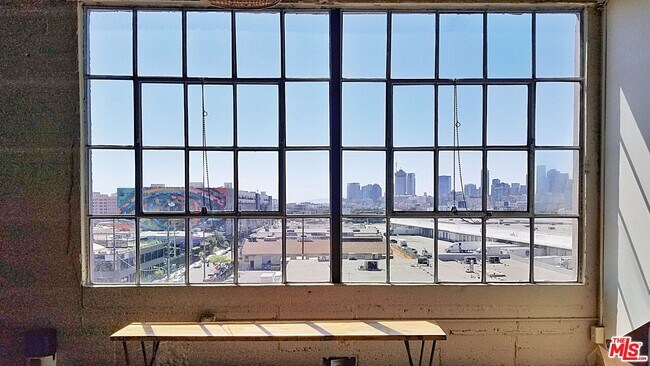 Photo - 1855 Industrial St Unidad 611