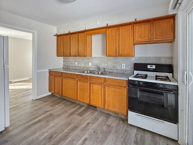 Photo - 3322 Birchwood Ave SW