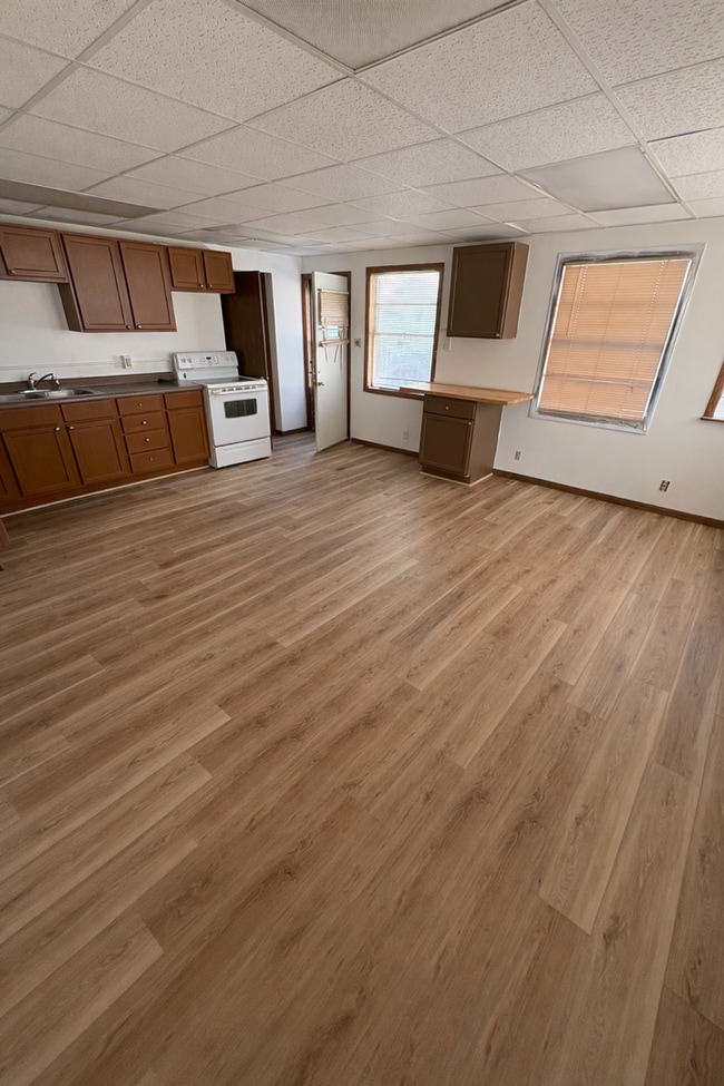 Building Photo - Large 4 Bedroom 2 bath